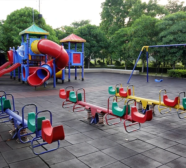 Детская игровая площадка в парке